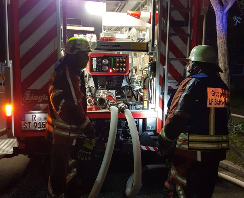 Maschinist und Gruppenführer am Pumpenstand