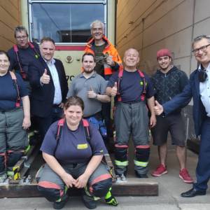 Löschzug Schwabelweis sichert alte Straßenbahn